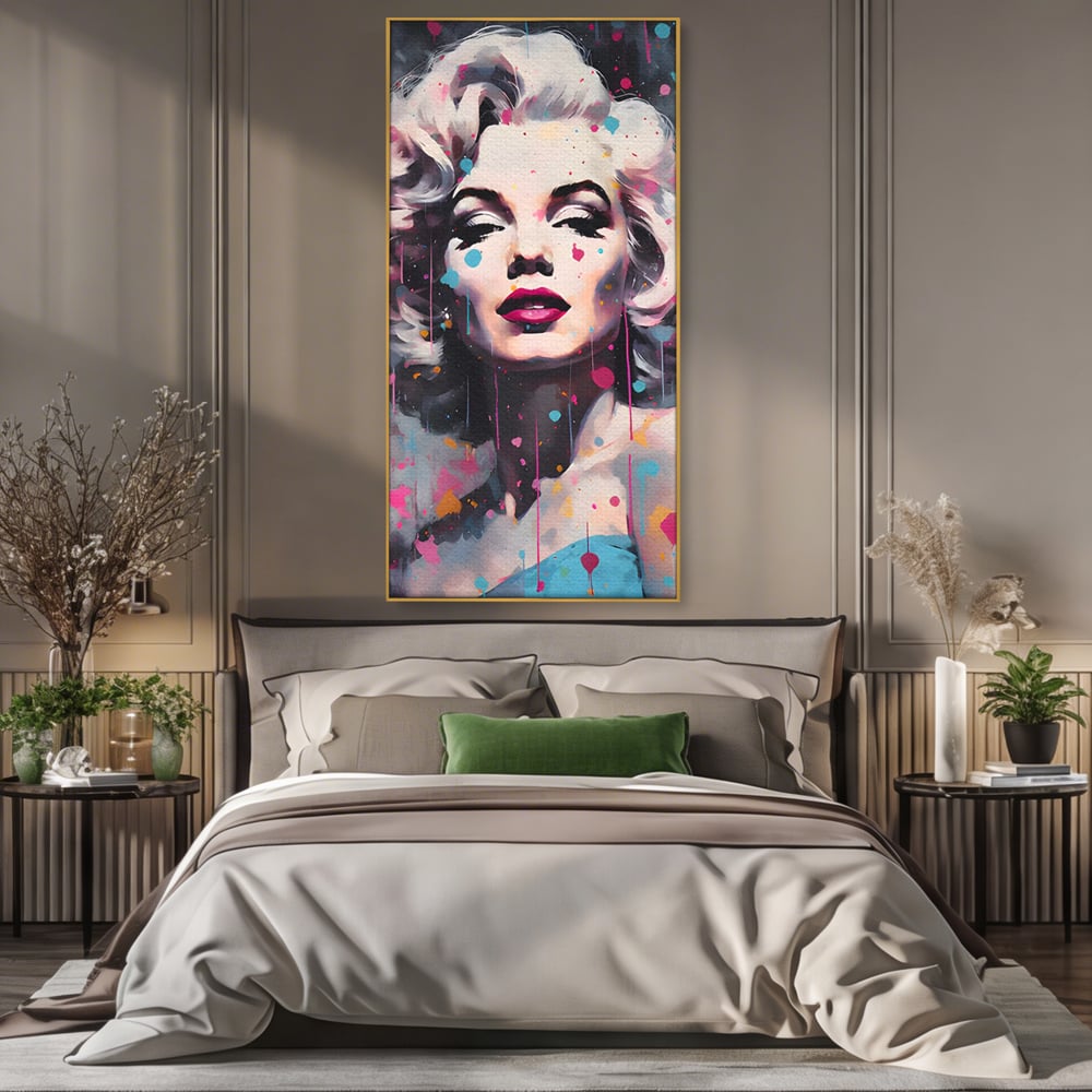Tablou canvas cu tablou canvas cu marilyn monroe, in rama de aluminiu auriu, pe perete intr-un dormitor